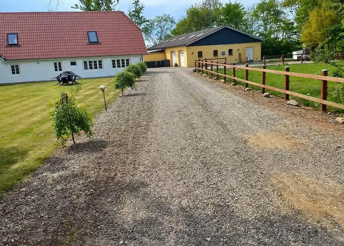 Semesterbostad Cozy & Spacious For 4 Single Beds *